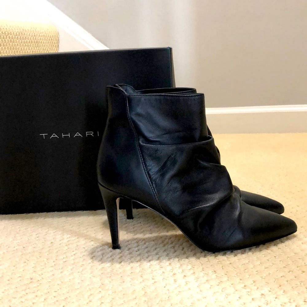 TAHARI black ankle boots, pointy toe. Size 7.5M. Box included